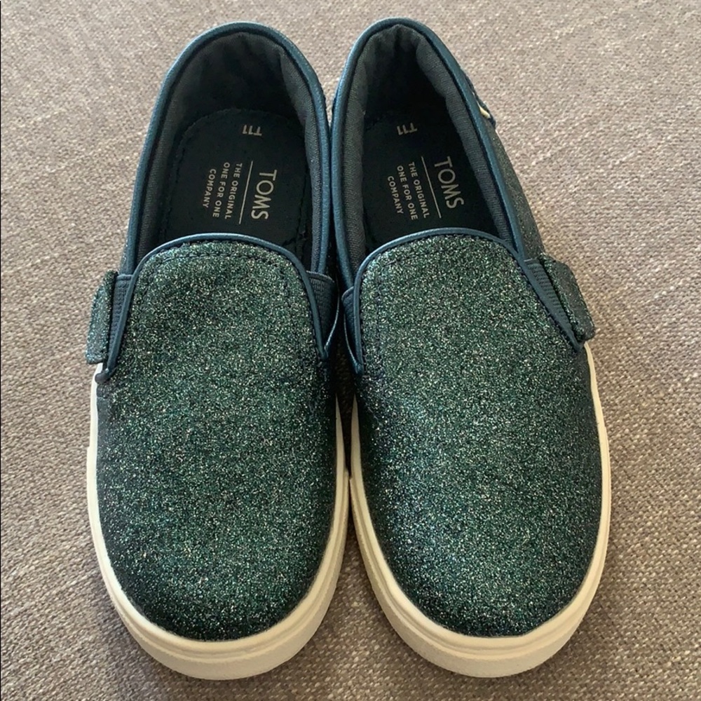 NWOT Tom’s girls navy blue glitter shoes Size 11